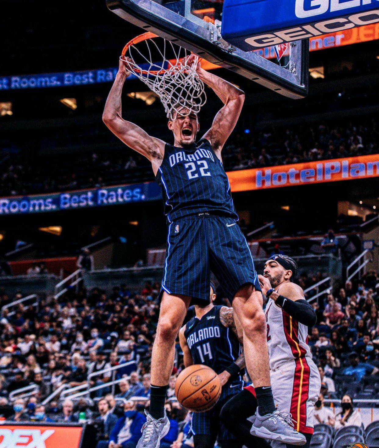 开云APP-阿斯顿马丁轻取哈斯车队，佩雷兹刷新纪录